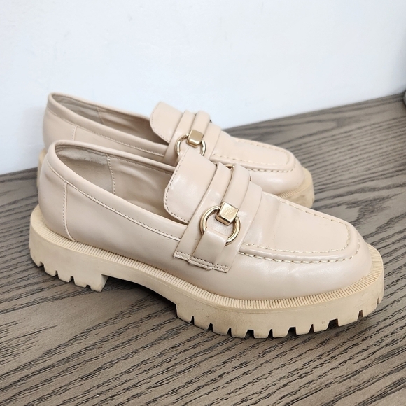 Elegant Cream Loafers - Picture 4 of 9